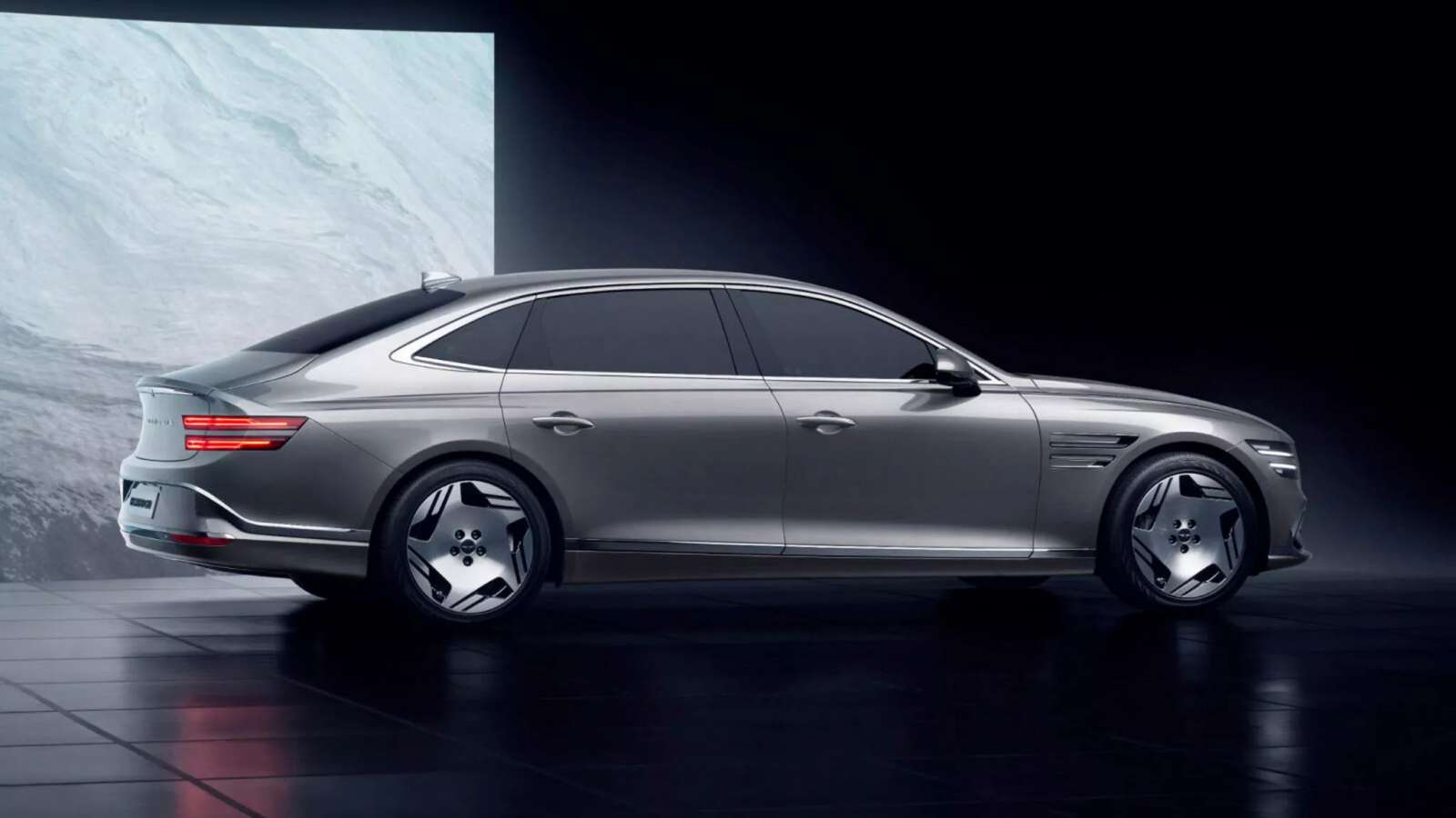 Το ηλεκτρικό Genesis G80 ανανεώθηκε με οθονάρα και μεγαλύτερη μπαταρία 